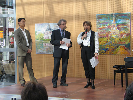 L'artiste (au centre) va présenter sa vie et son oeuvre aux visiteurs avec le galeriste (sur sa droite) et la directrice de la médiathèque (sur sa gauche).