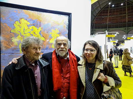 Nikolaï Kouzmine avec son collègue artiste Daniel Gallais et Lioubov Kouzmina devant son oeuvre présentée au Grand Palais