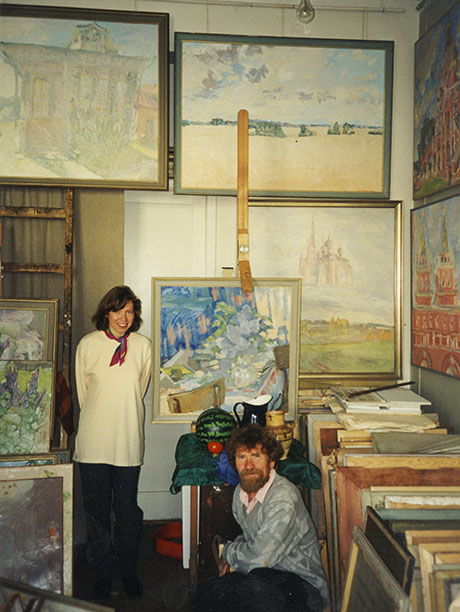 Nikolaï Kouzmine dans son atelier moscovite, avec sa fille Lioubov Kouzmina