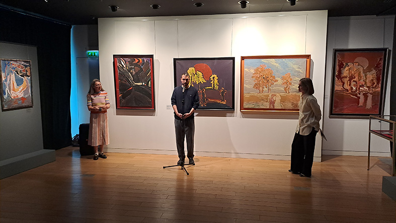 Lioubov Kouzmina, fille de Nikolaï Kouzmine, Thibaud Josset, historien et rédacteur-en-chef de la revue “Univers des Arts”, et Anna Kotlova, directrice du centre spirituel et culturel orthodoxe russe (CSCOR), au vernissage de l'exposition Lioubov Kouzmina, fille de Nikolaï Kouzmine, Thibaud Josset, historien et rédacteur-en-chef de la revue “Univers des Arts”, et Anna Kotlova, directrice du centre spirituel et culturel orthodoxe russe (CSCOR), au vernissage de l'exposition