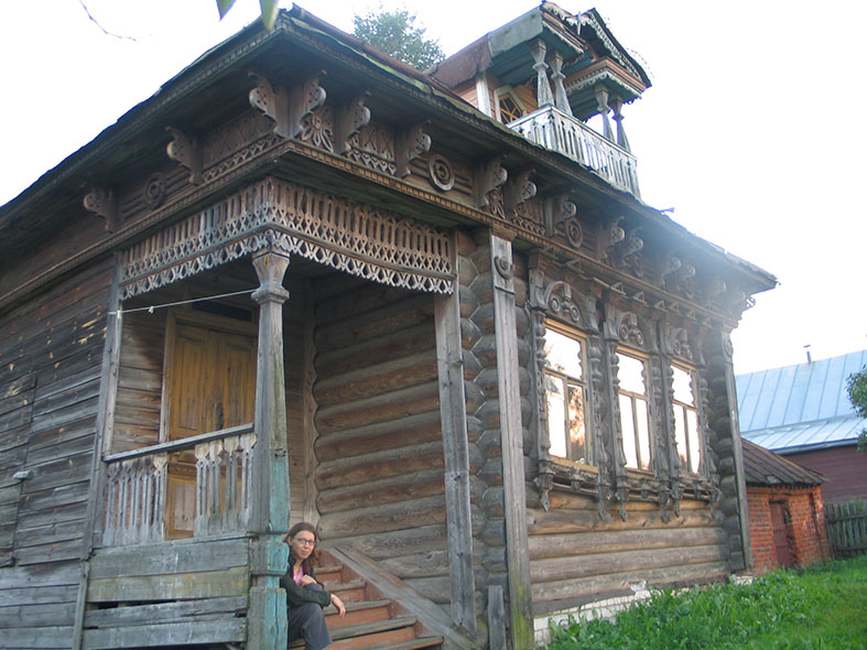 La maison natale de Nikolaï Kouzmine à Talynskoïe, non loin de Nijni-Novgorod, en 2004, avec sa fille Liouba assise sur le perron.