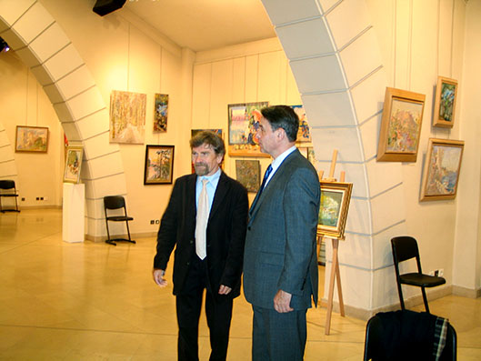 Le diplomate Alexandre Avdeïev avec Nikolaï Kouzmine à son exposition versaillaise.